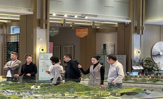 2024年10月12日，，，，，，市图书馆副馆长朱亚玲一行莅临南山总公司温泉城项目旅行考察_副本.jpg